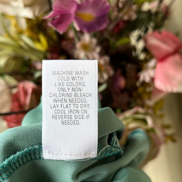 •Candie’s• Green Crushed Velvet Sleeveless Top - Size Medium - Picture 7 of 8